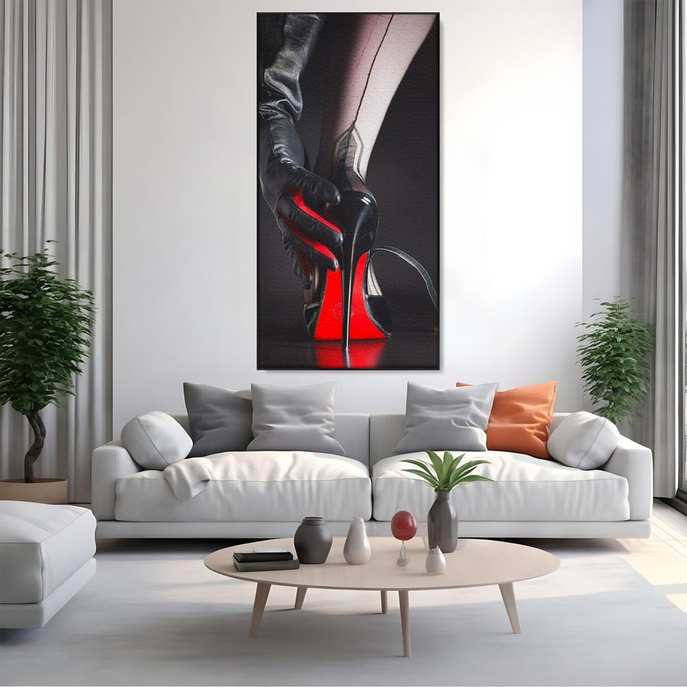 Tablou canvas cu tablou canvas cu pantof rosu si picior, in rama de aluminiu negru, pe perete intr-un living